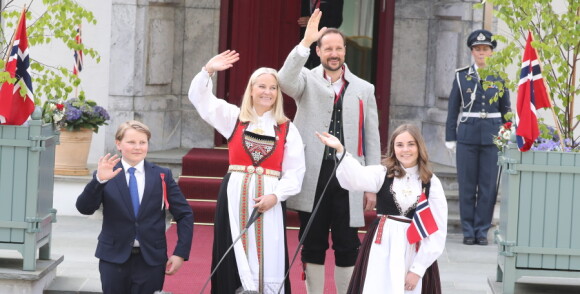Hilser på folket fra slottsbalkongen